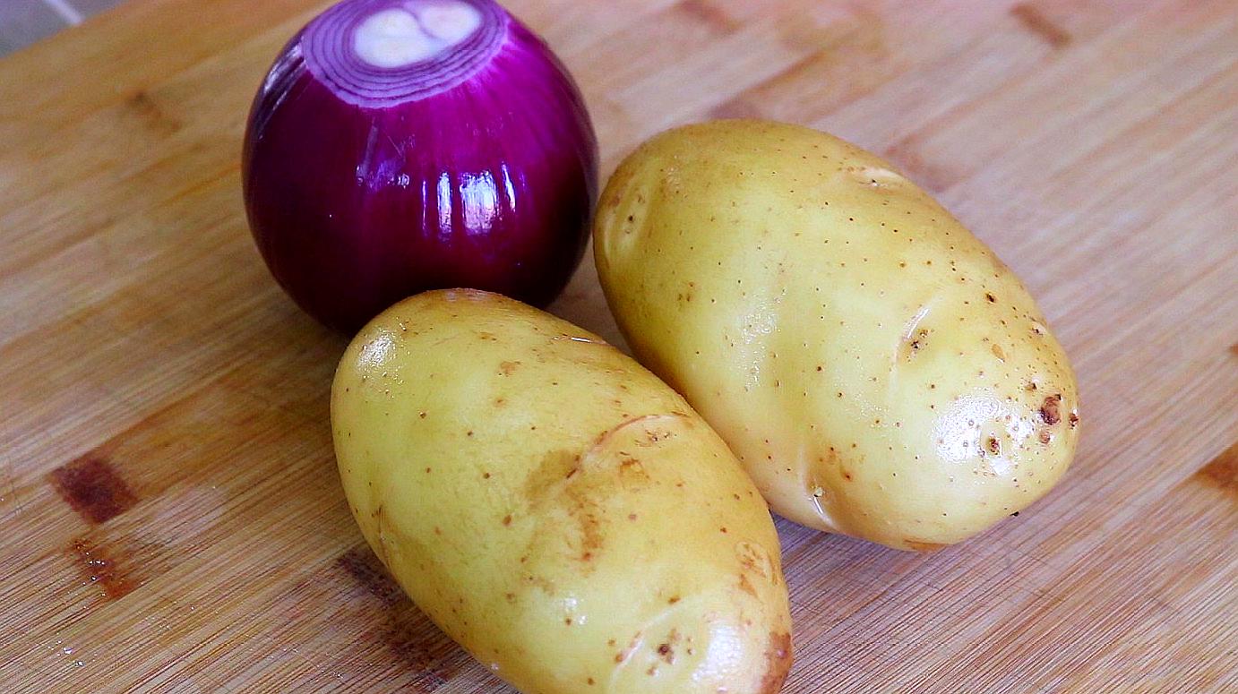 1个洋葱加2土豆,农村大叔教你好吃做法,连吃3天都不腻,真香