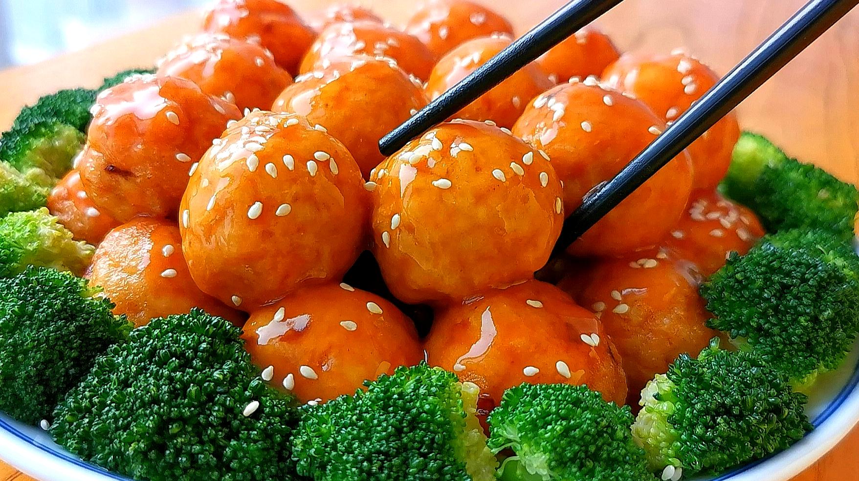 1鸡胸肉豆腐丸子—好吃的秘诀,鸡胸肉和豆腐搅拌均匀,做成丸子,下锅炸