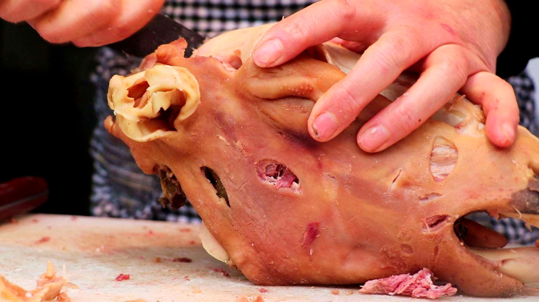 河南大姐卖羊头23年,从来不用老汤,每天限量50个,走哪顾客跟哪