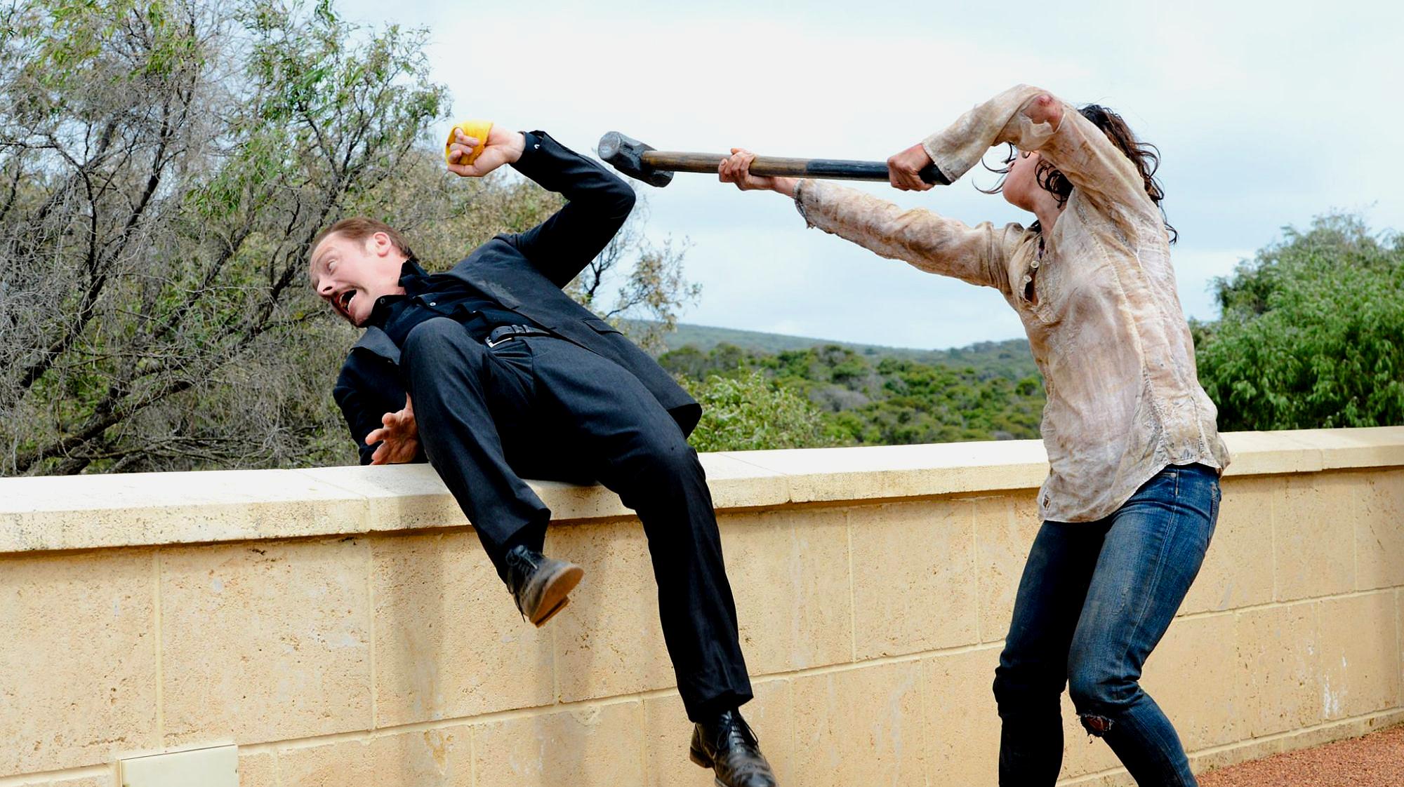 几分钟看完美国惊悚电影《杀了我三次》,美女用大锤怒抡杀手