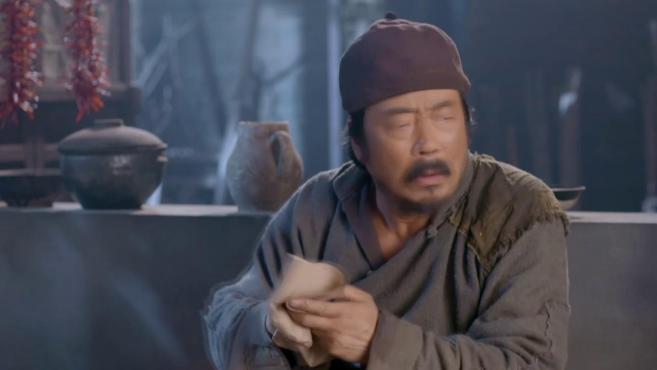 大刀记:王老头啃个鸡腿咬到手,没料竟然意外发现宝物,一脸激动