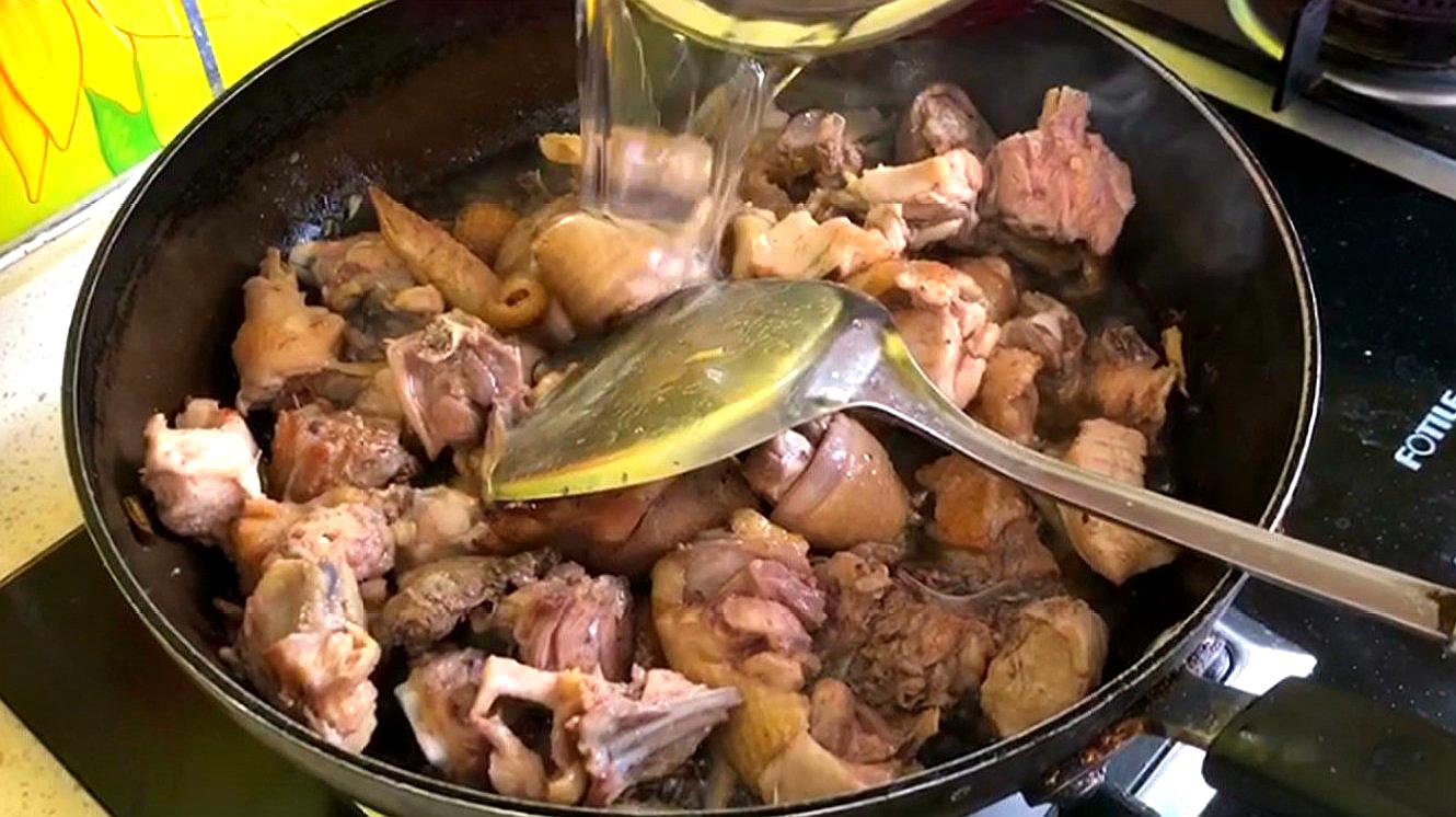 炖鸡时,有的人先焯水,有的人直接炖?这才是最正确做法,太香了