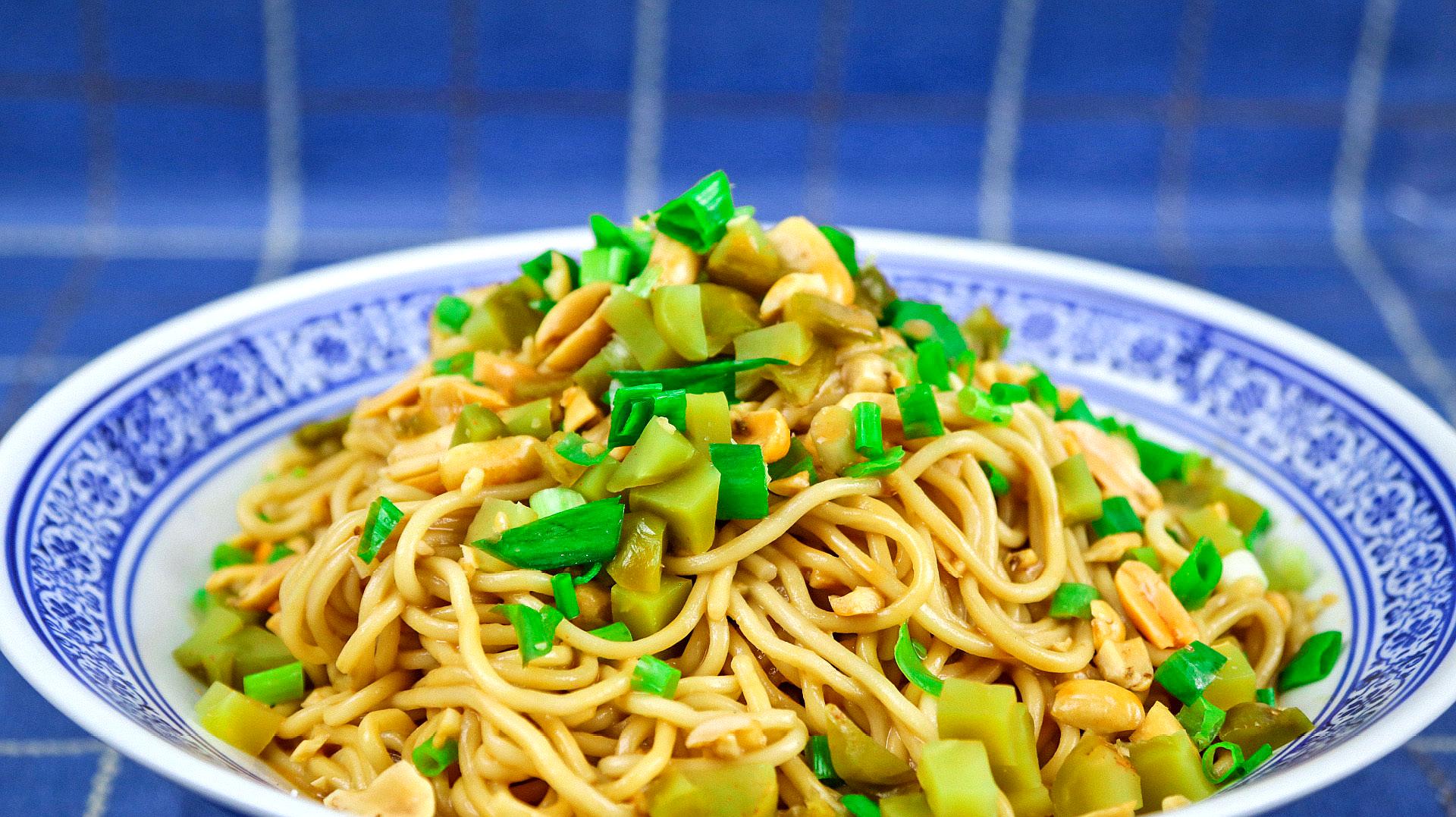 厨师长教你热干面的家常做法,色泽油润味道鲜美,一共才花几块钱