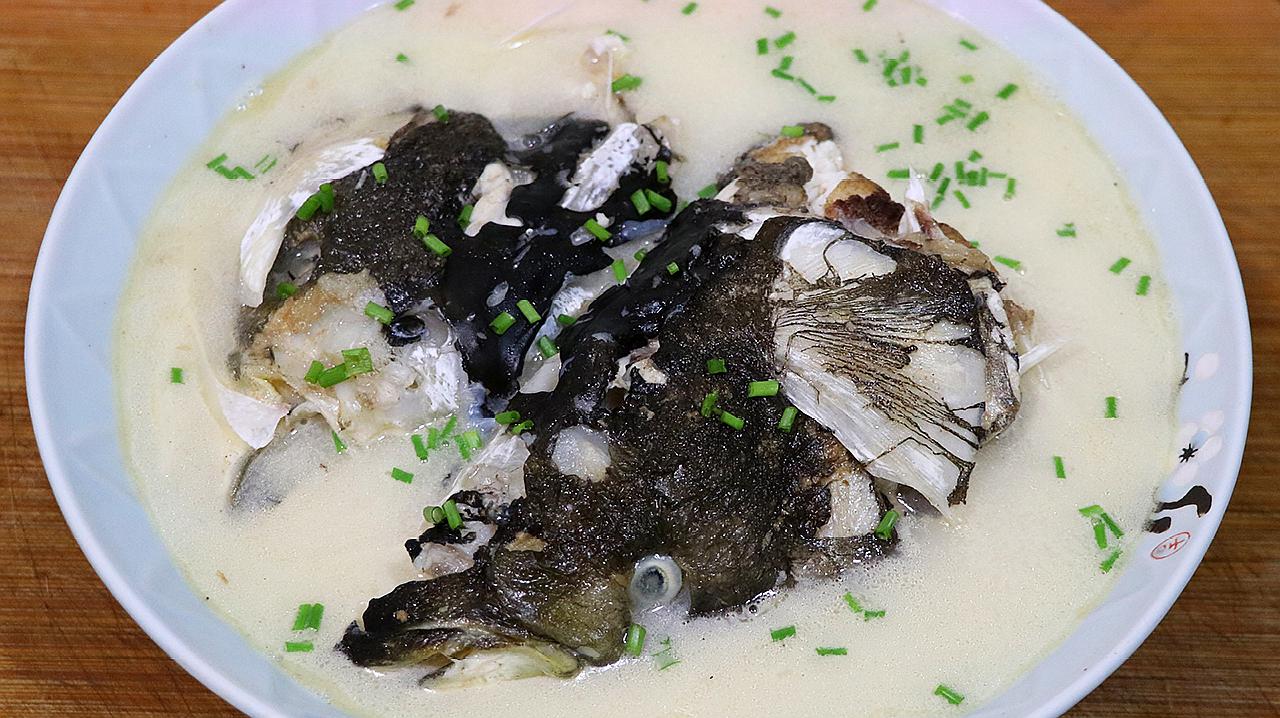 鱼头汤最简单的懒人做法,汤汁浓白没腥味,国庆要给家人露一手