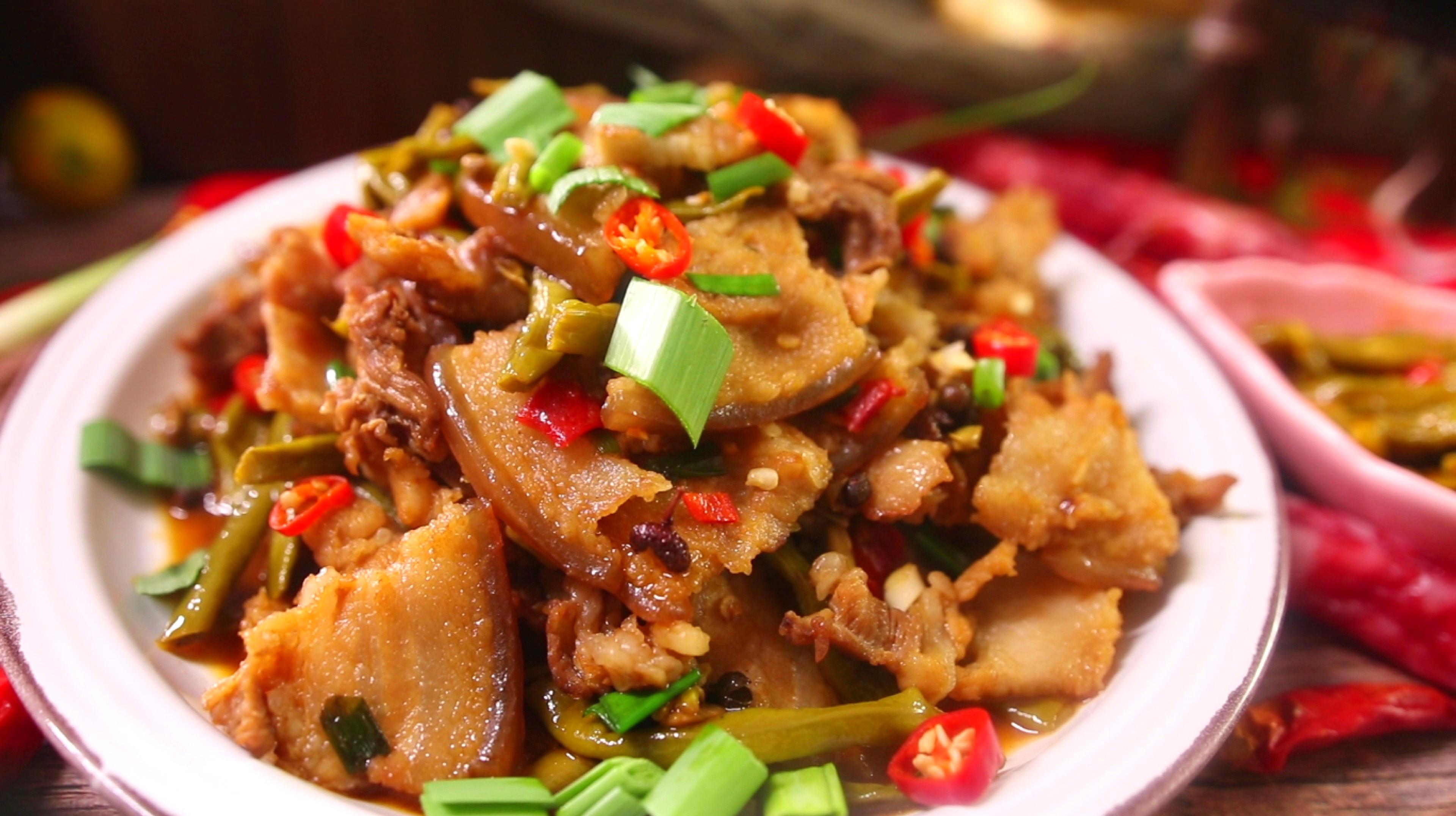 五花肉的川味做法,用了两种花椒一种小菜,香麻过瘾太下饭了