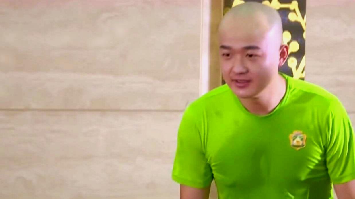 跑男:包贝尔挑战人体保龄球,笑点接二连三,全场高能,太逗了