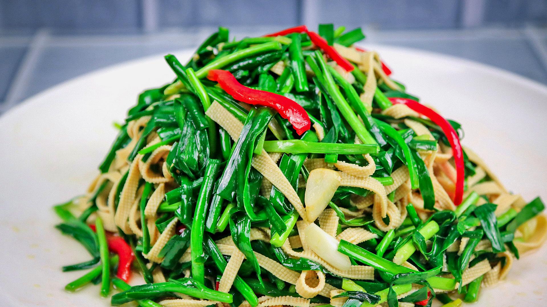 这才是韭菜炒千张最正确的做法,韭菜脆嫩清香,千张筋道入味