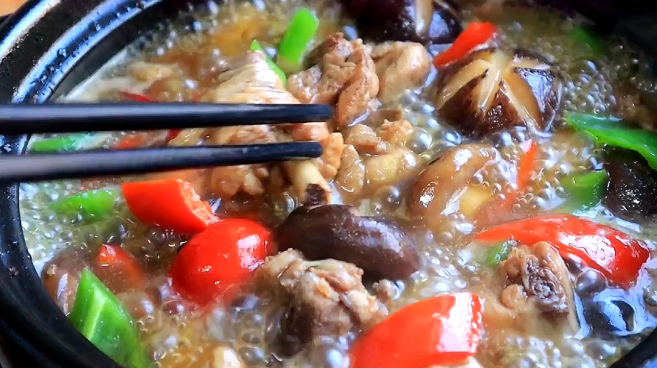 香菇炖鸡的家常做法,记住这个步骤,香浓嫩滑,色香味十足