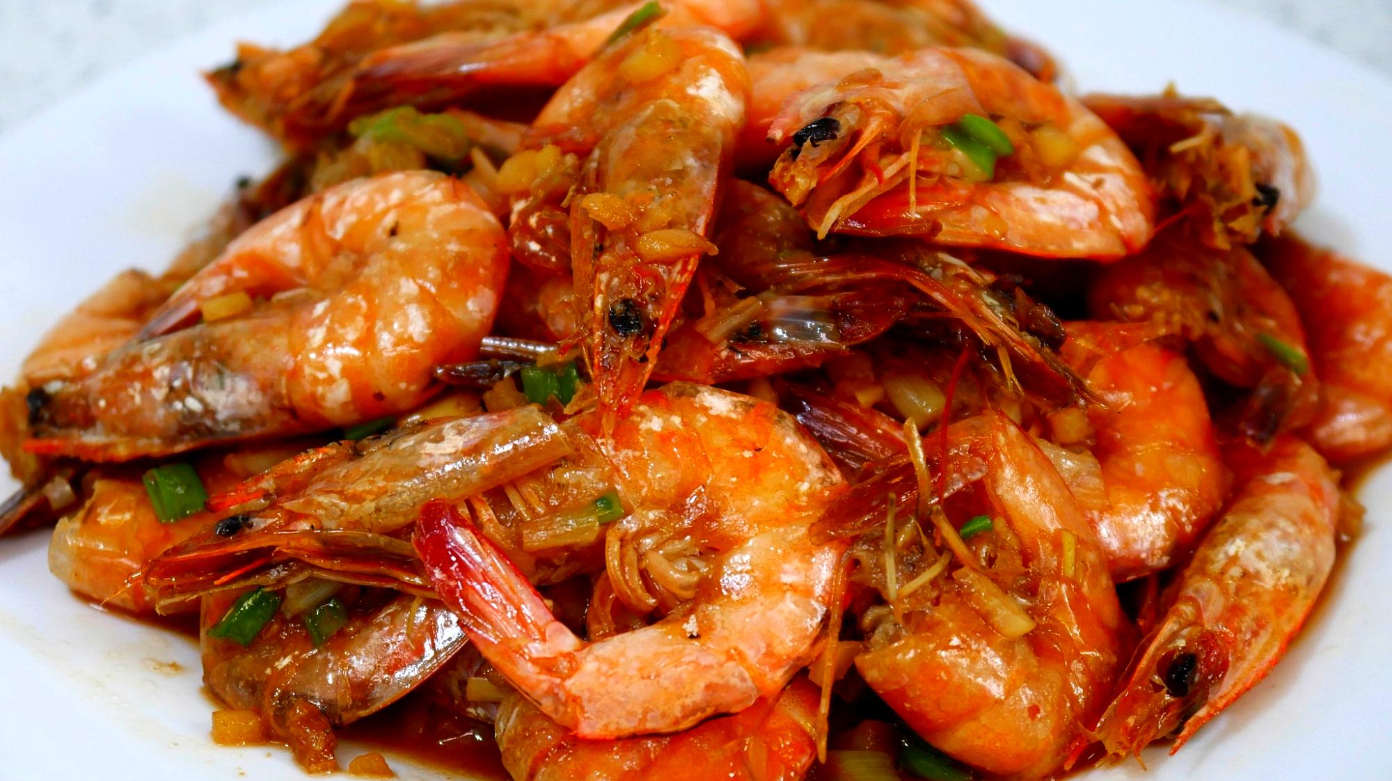 油焖大虾的家常做法,虾肉鲜嫩又入味,做法简单,比饭店的还香