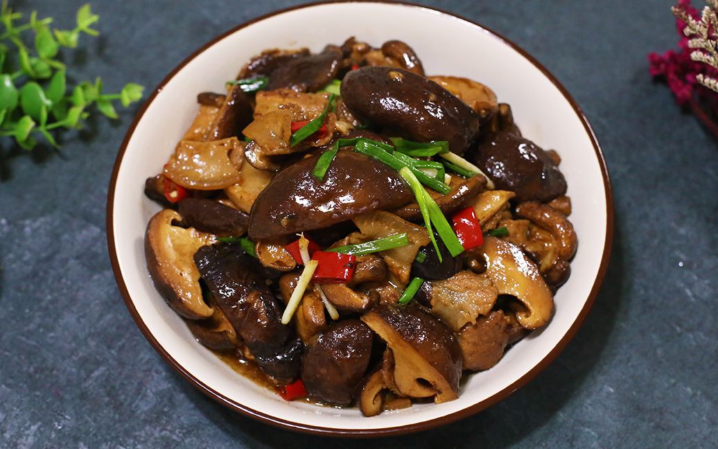 香菇炒肉怎么做才好吃,饭店大厨教你一个小技巧,好吃到停不下来