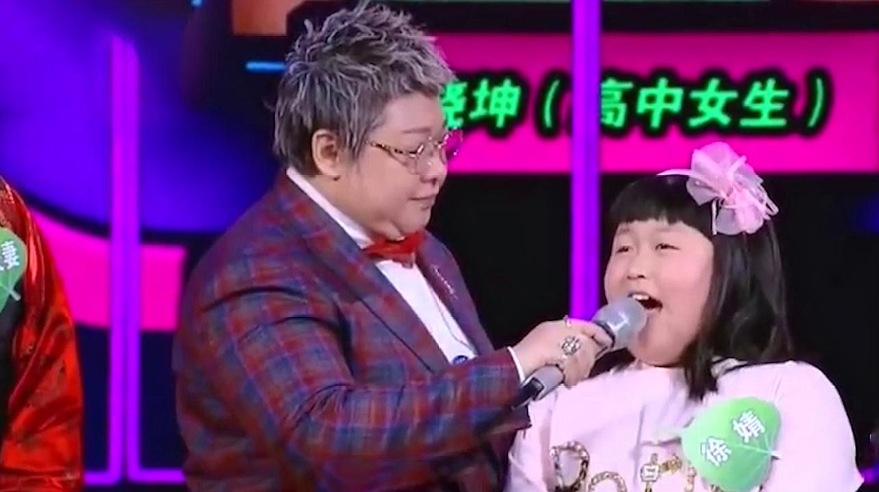 小女孩现场清唱起《天路》,一开口惊艳,旁边的韩红直接听呆