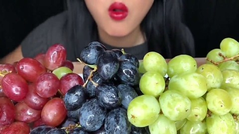 美食吃播大胃王,美女吃三种不同颜色的葡萄,超脆甜