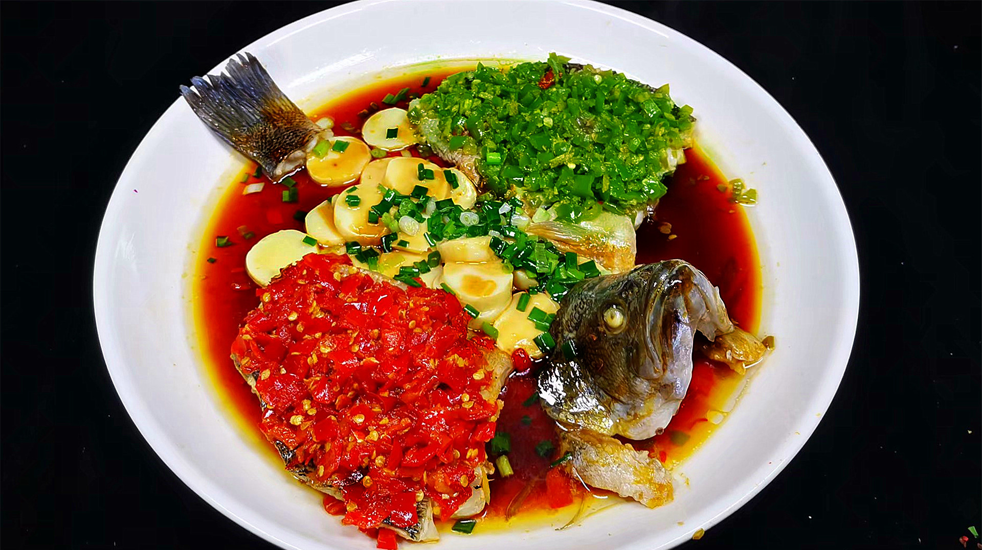 1双味鲜鲈鱼:这道菜和平常吃的双椒鲈鱼不一样,一半用剁椒,一半用青椒