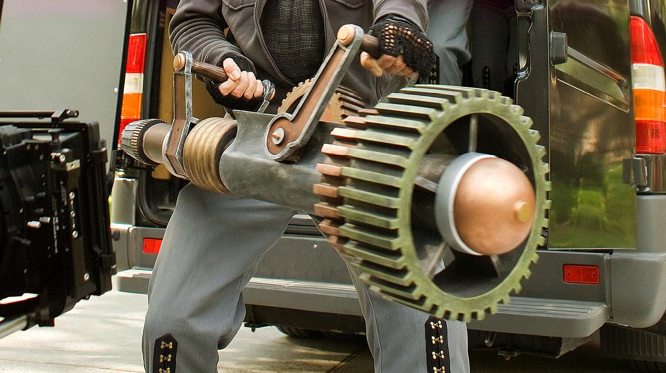 小伙发明神奇时光机器,轻轻一按就能窃取时间,一部喜剧科幻电影