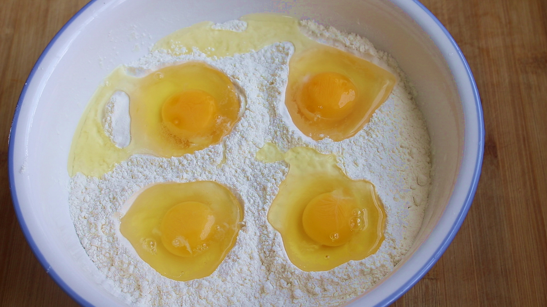 1碗面粉加4个鸡蛋,不蒸不油炸,4分钟做一锅,比吃肉还解馋