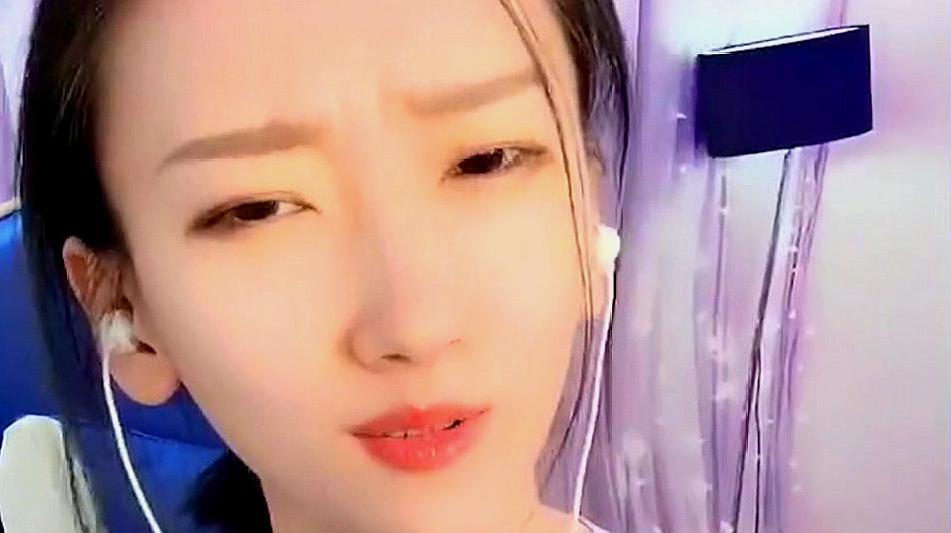 网上爆红的一位小姐姐!翻唱《曾经的你》再次走红,简直太好听了