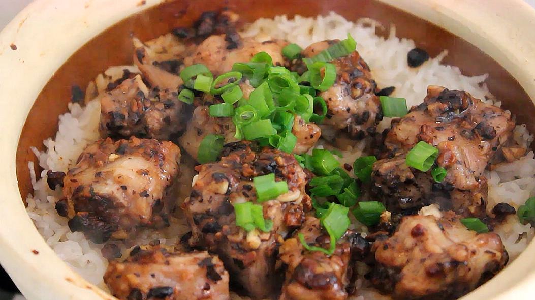 1豆豉排骨煲仔饭:煮米,用蚝油,生抽,姜丝等腌制排骨,在米上放上排骨