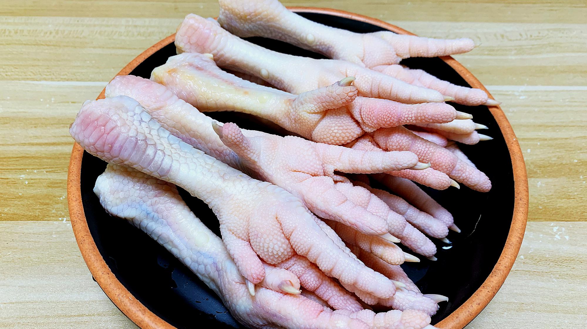 秘制药膳鸡脚汤,传统老配方,做法简单味道好,学会过年露一手