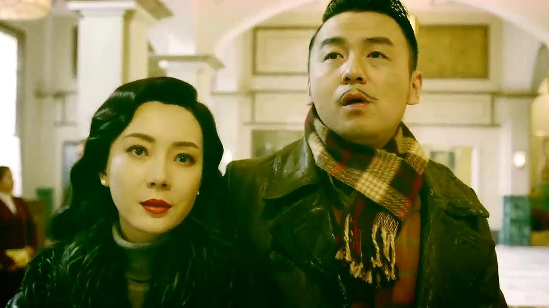 《和平饭店》:土匪王大顶在公车上躲避追查,却被陈佳影吸引住了