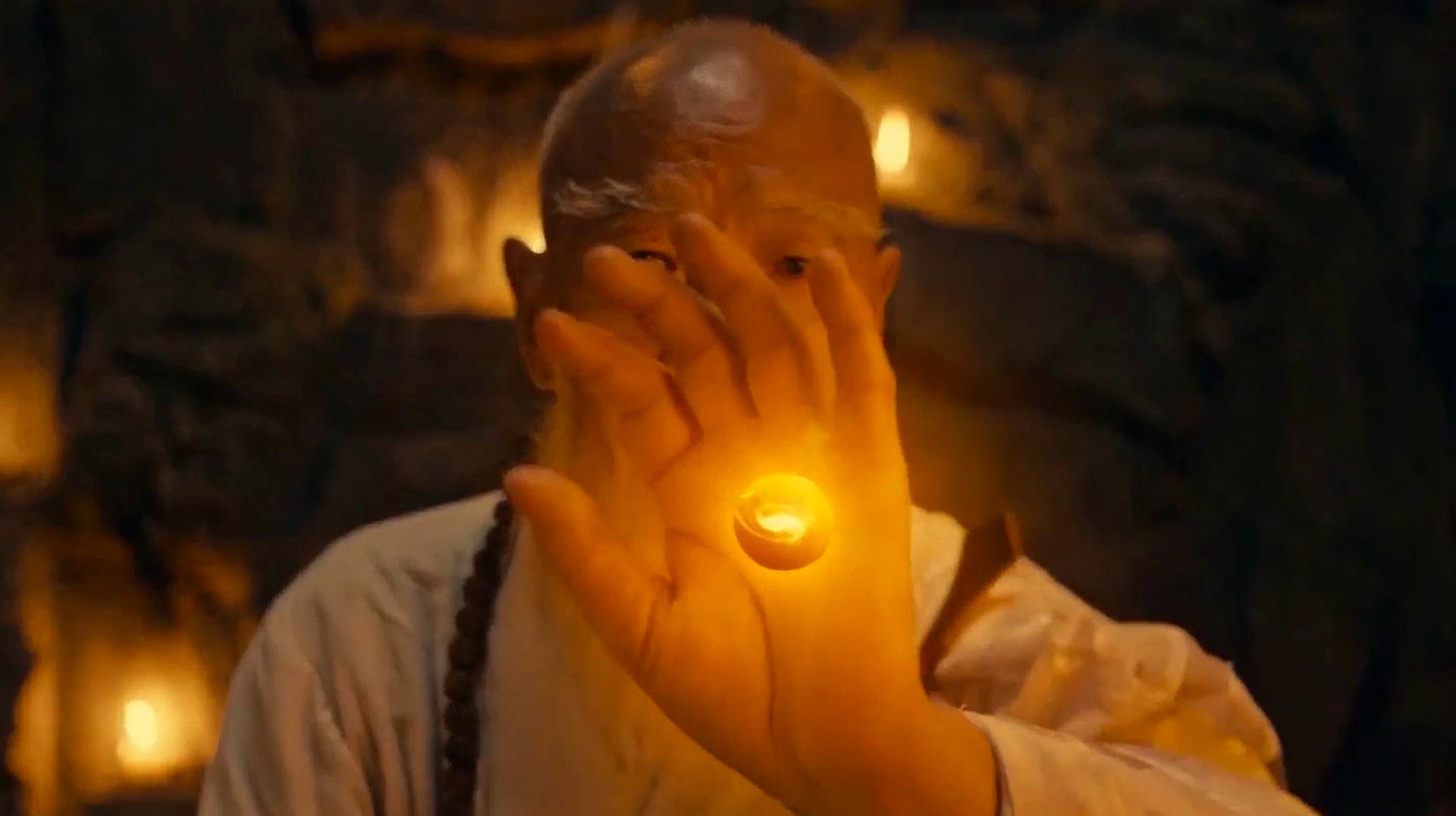 老和尚死之前留下一颗仙丹,吃了它便可打开天眼,一部魔幻动作片