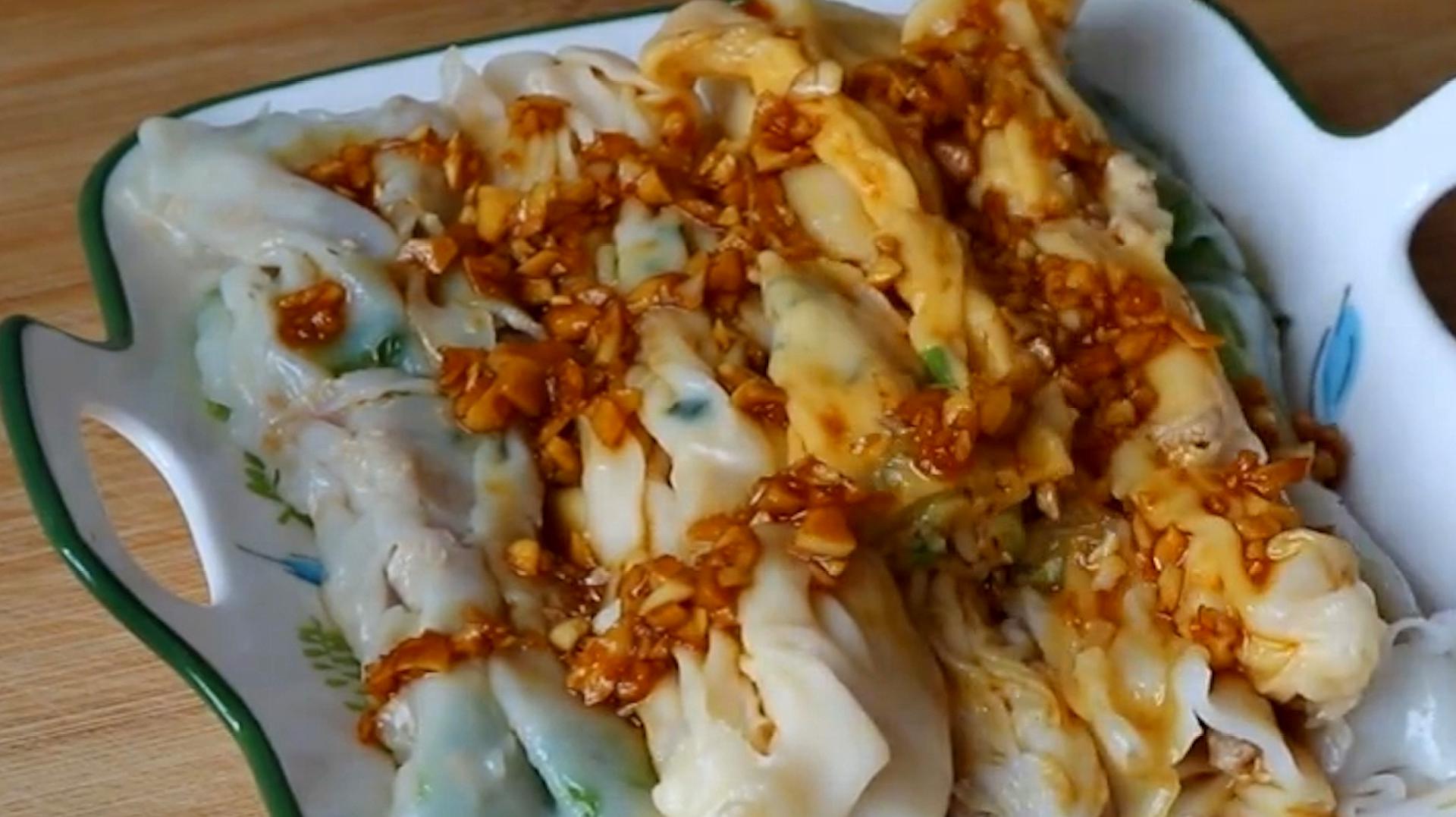 布拉肠是广东的特色小吃,自己在家上锅一蒸,淋上调制的酱汁