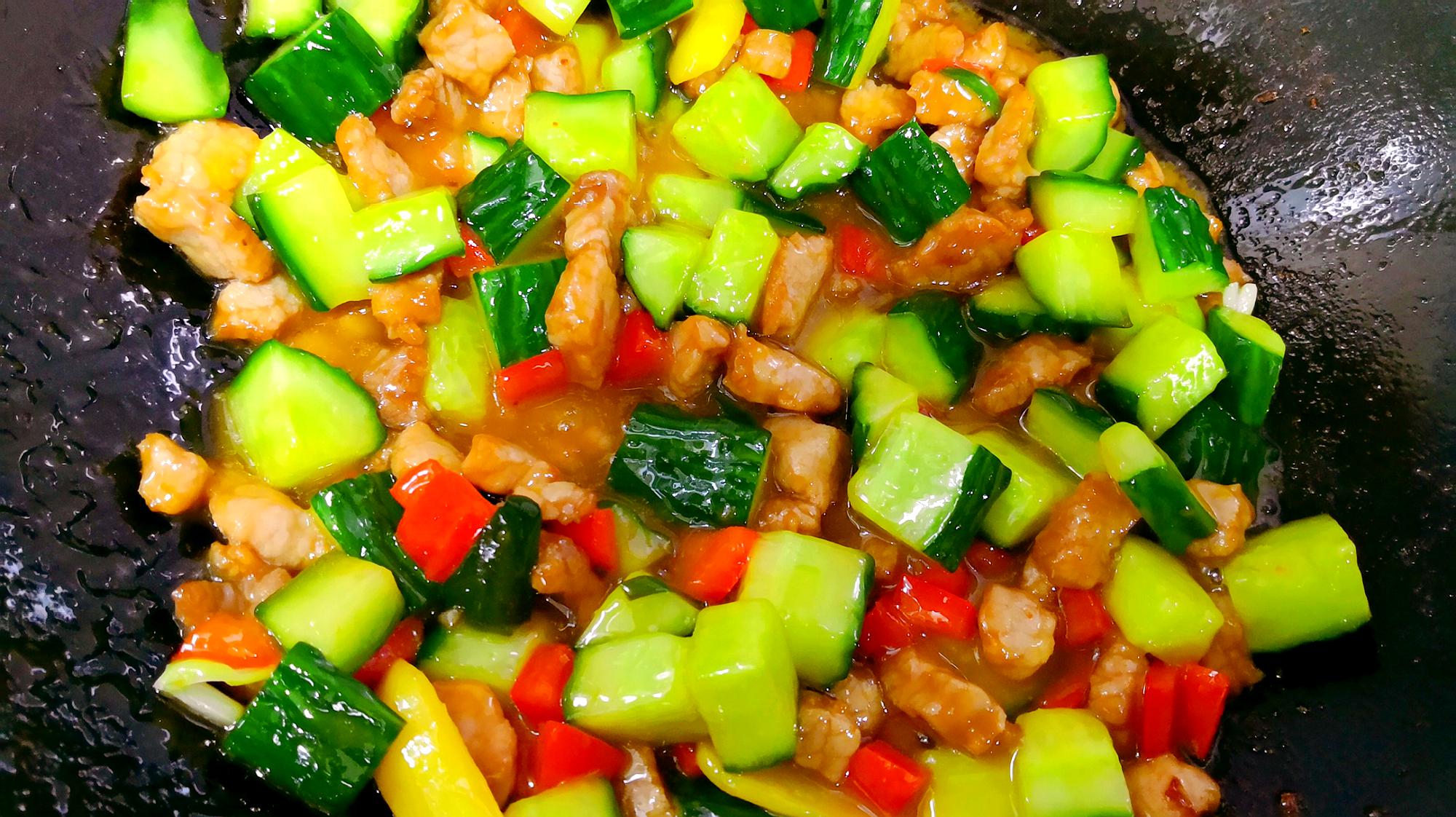 大学食堂常吃菜肉丁炒黄瓜,黄瓜脆爽,肉丁嫩滑,记忆中的美味