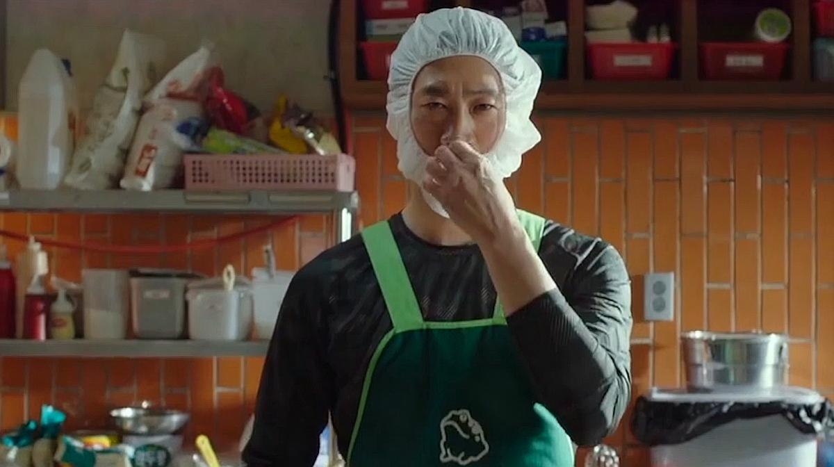 韩国搞笑影片《极限职业》,警察为抓贼开炸鸡店,结果生意却爆火