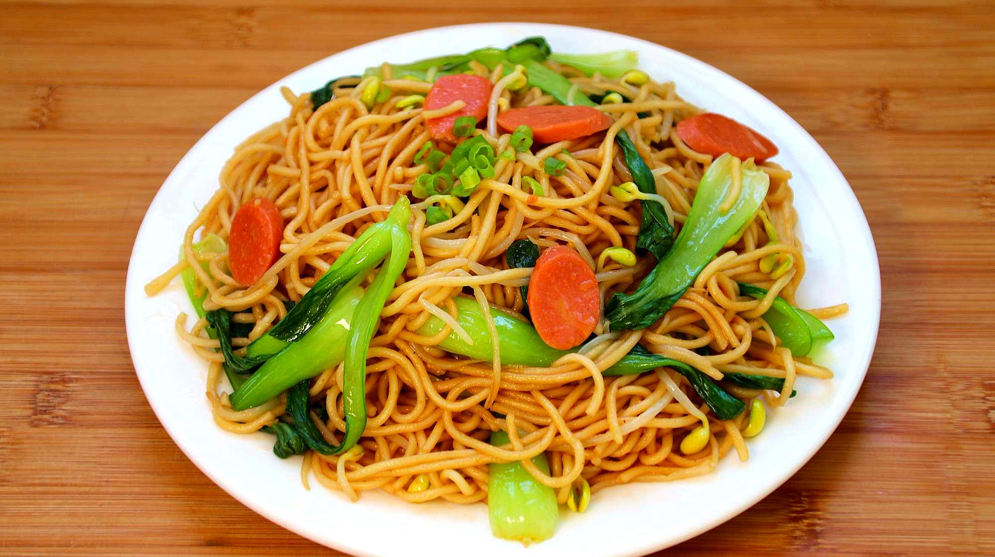 爱吃面条要收藏,学会这样做炒面,不粘锅,根根分明有嚼劲