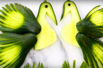 厉害了,用黄瓜雕刻出孔雀_百度视频搜索