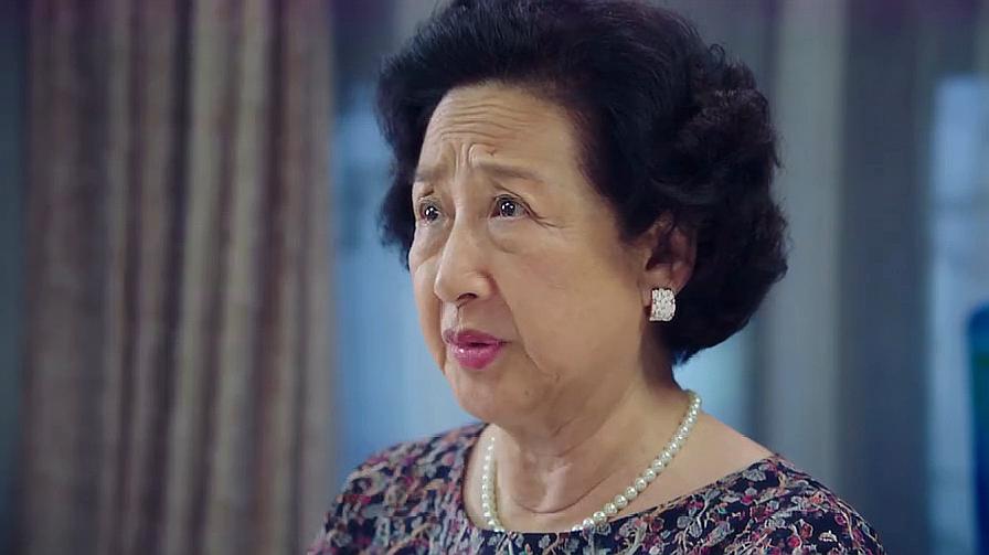 老太太拿出养老金给她看病