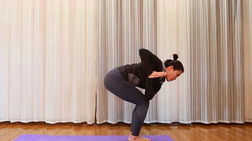 幻椅扭转式瑜伽教学:强健双腿扩展胸腔,练出女神身材