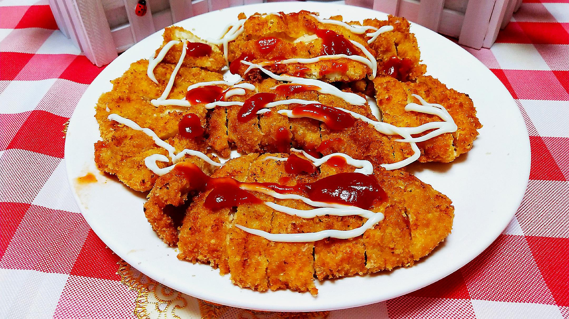 炸鸡排掌握这个技巧,十分钟就能腌制好,鸡排入味又酥脆