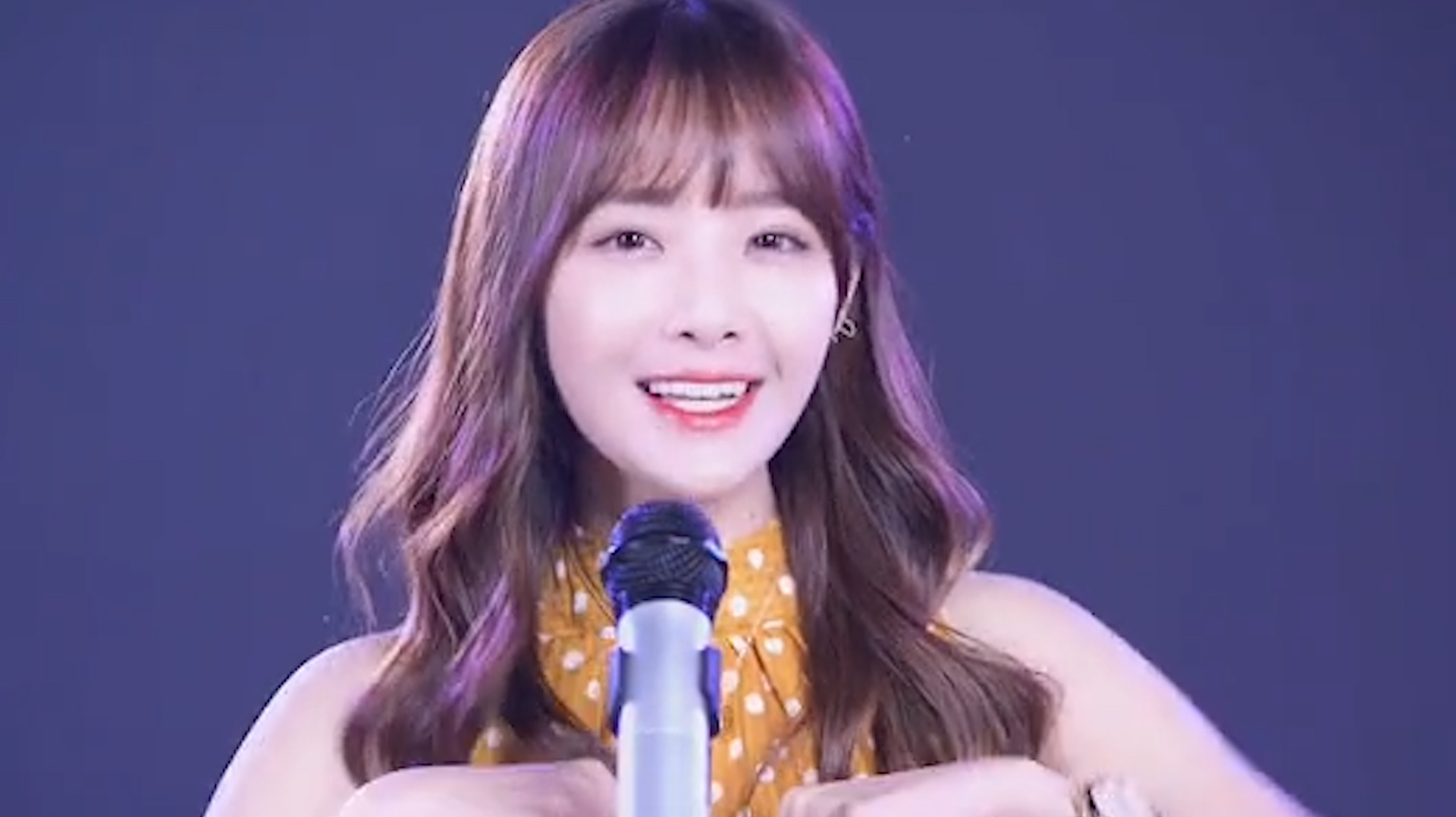 2网红一姐兔子牙翻唱《小鸡哔哔》,虽然听不懂,就