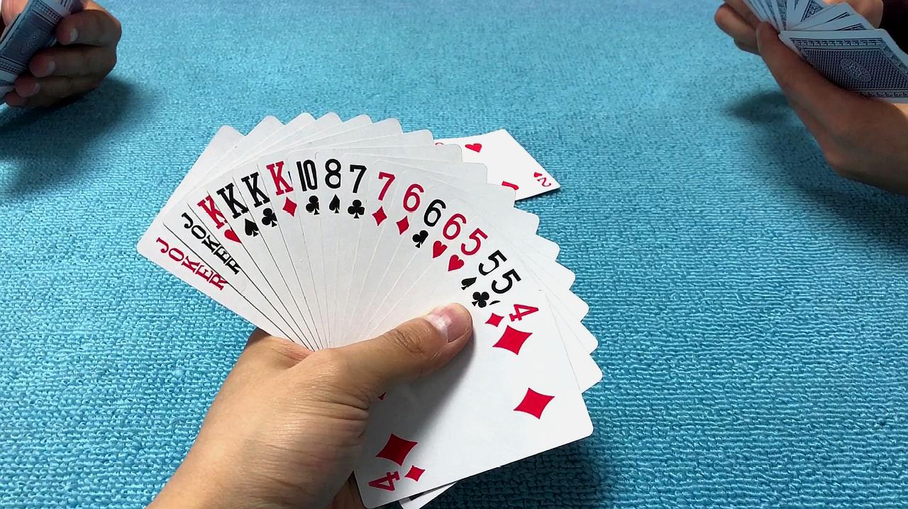 小哥农民王炸k炸居然输了,拿着炸弹都不敢下,地主到底有多厉害