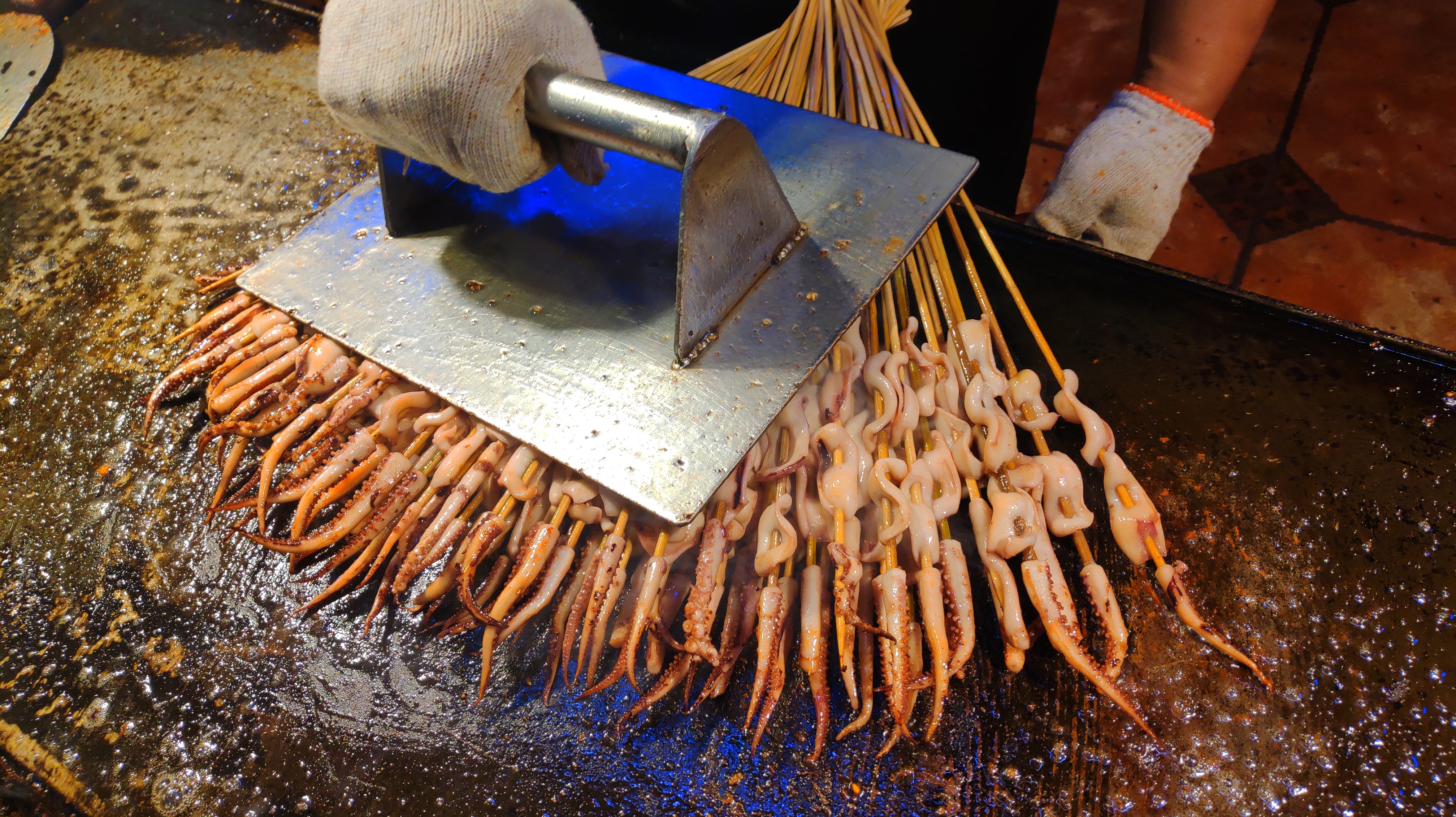 呼和浩特小伙,在美食街卖烤鱿鱼,烤工说每天能卖3000串鱿鱼!