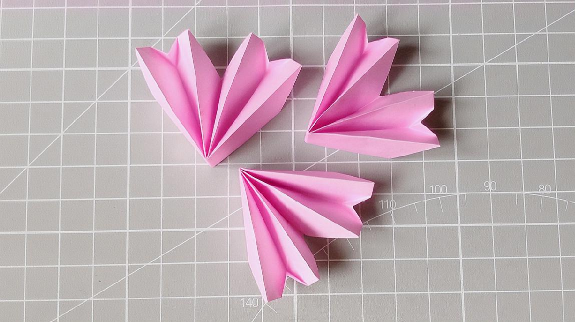 简单的樱花花瓣折纸哦,可以放在桌面上,也可以做筷子托