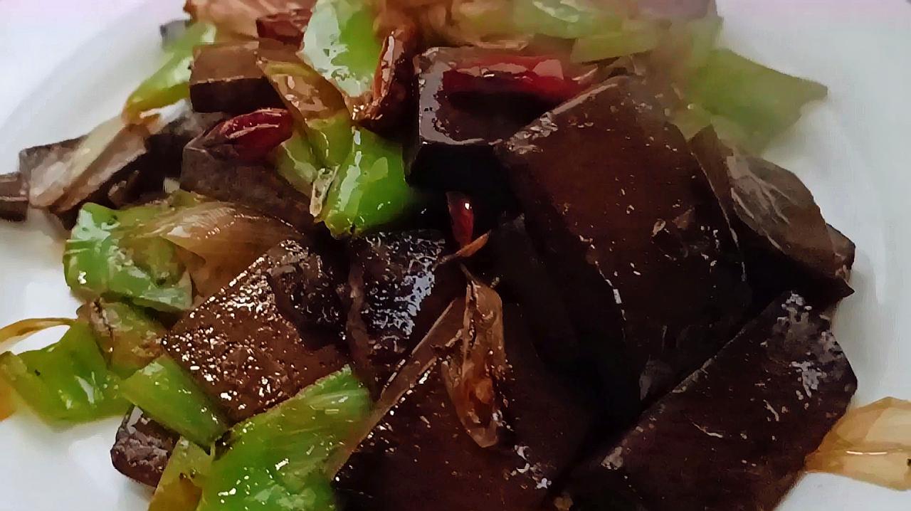 过年菜桌上做一道这样的煎猪血,比大鱼大肉都香,下酒又下饭