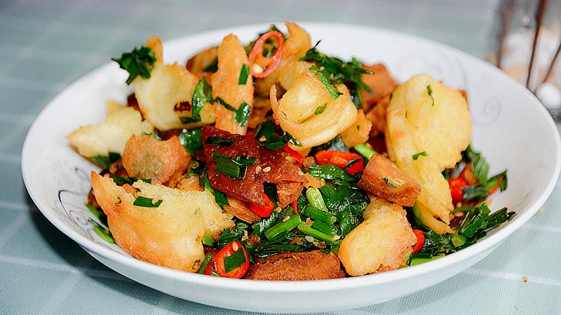 泰州烧饼堪称一绝,更妙的是,厨子将烧饼这样炒,1秒钟抢吃光