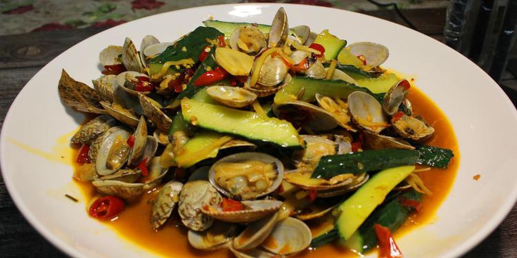 四川大厨教你一道麻辣泡椒花甲,配上黄瓜一起烧,麻辣味十足