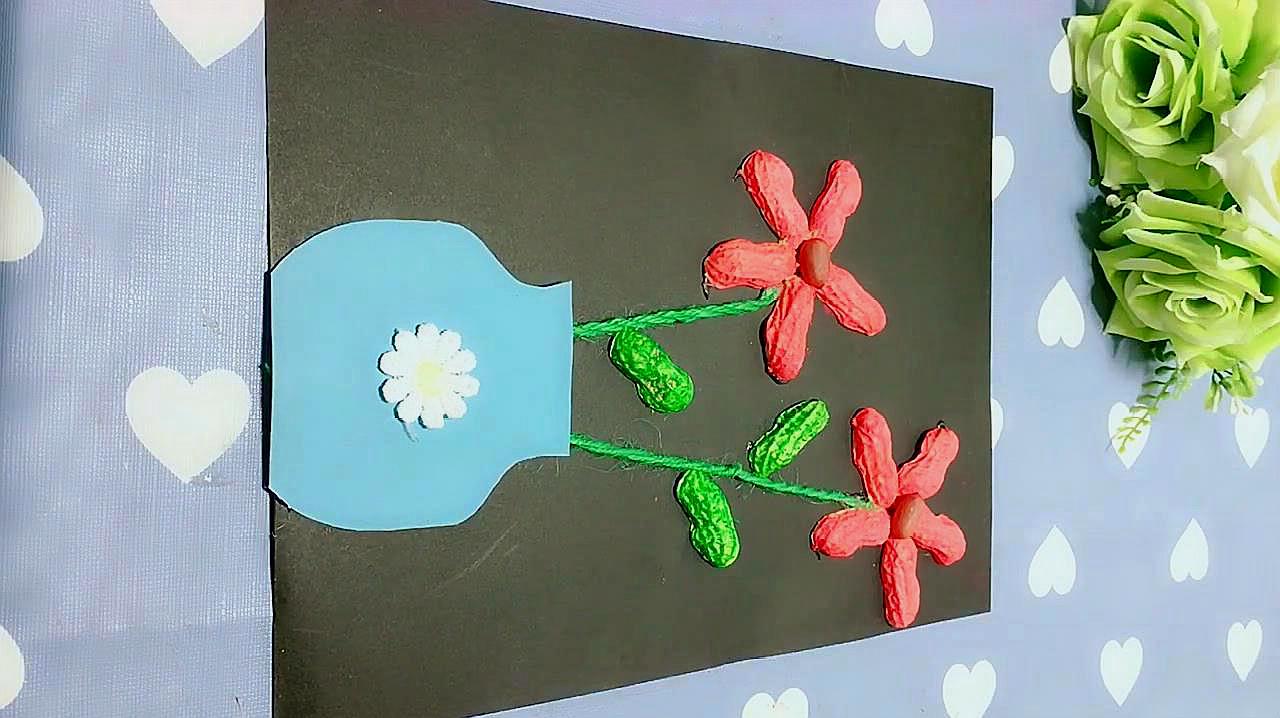 4花生壳手工小花:首先将花生摆在纸上,这是花朵,之后用毛线贴出画的