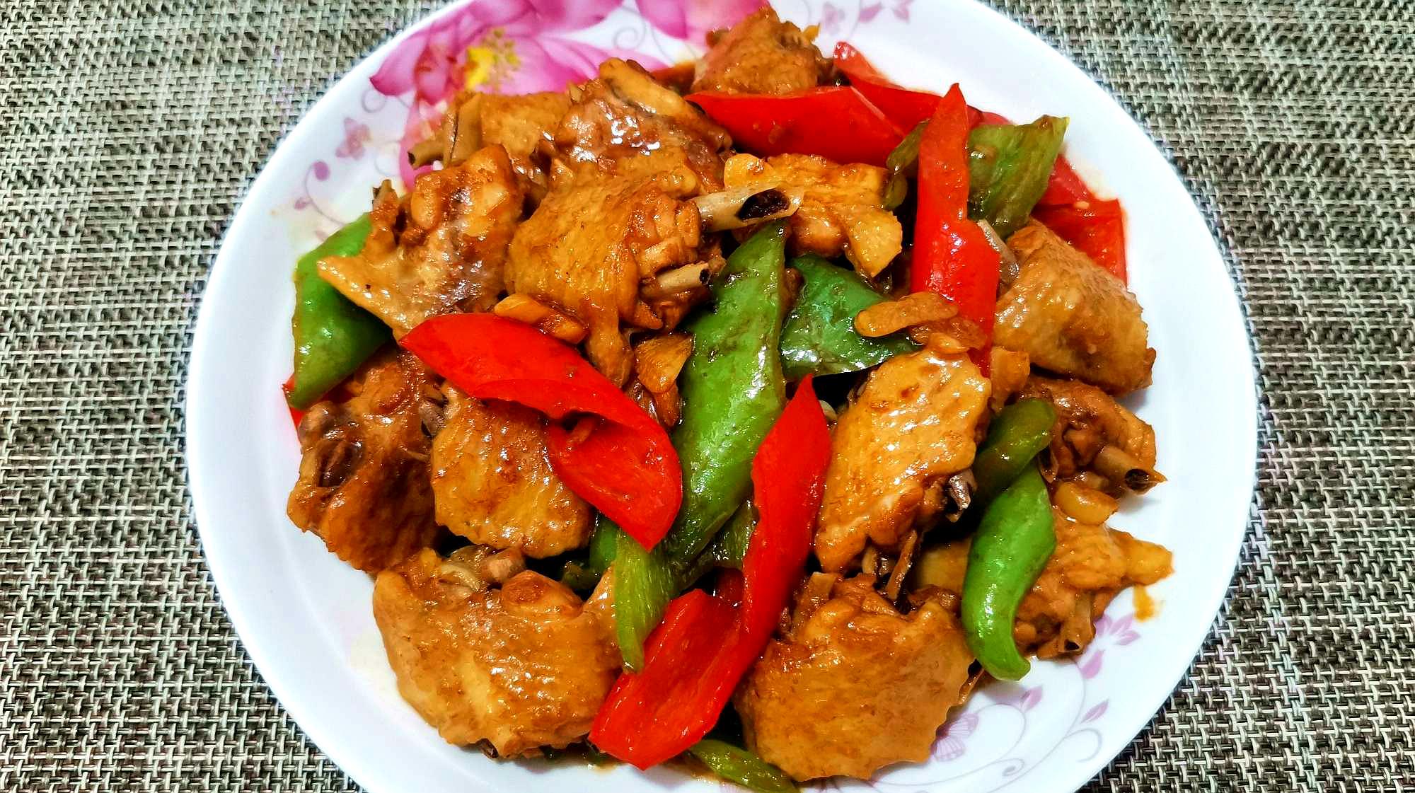 1炒鸡翅:鸡翅别再烤了,做一道鸡翅小炒,鲜嫩入味,每次上桌都被抢光