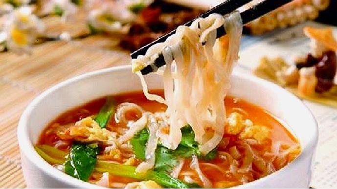 今天美女教你做一道西红柿鸡蛋肉丝炝锅面,汤鲜面滑那叫一个好吃