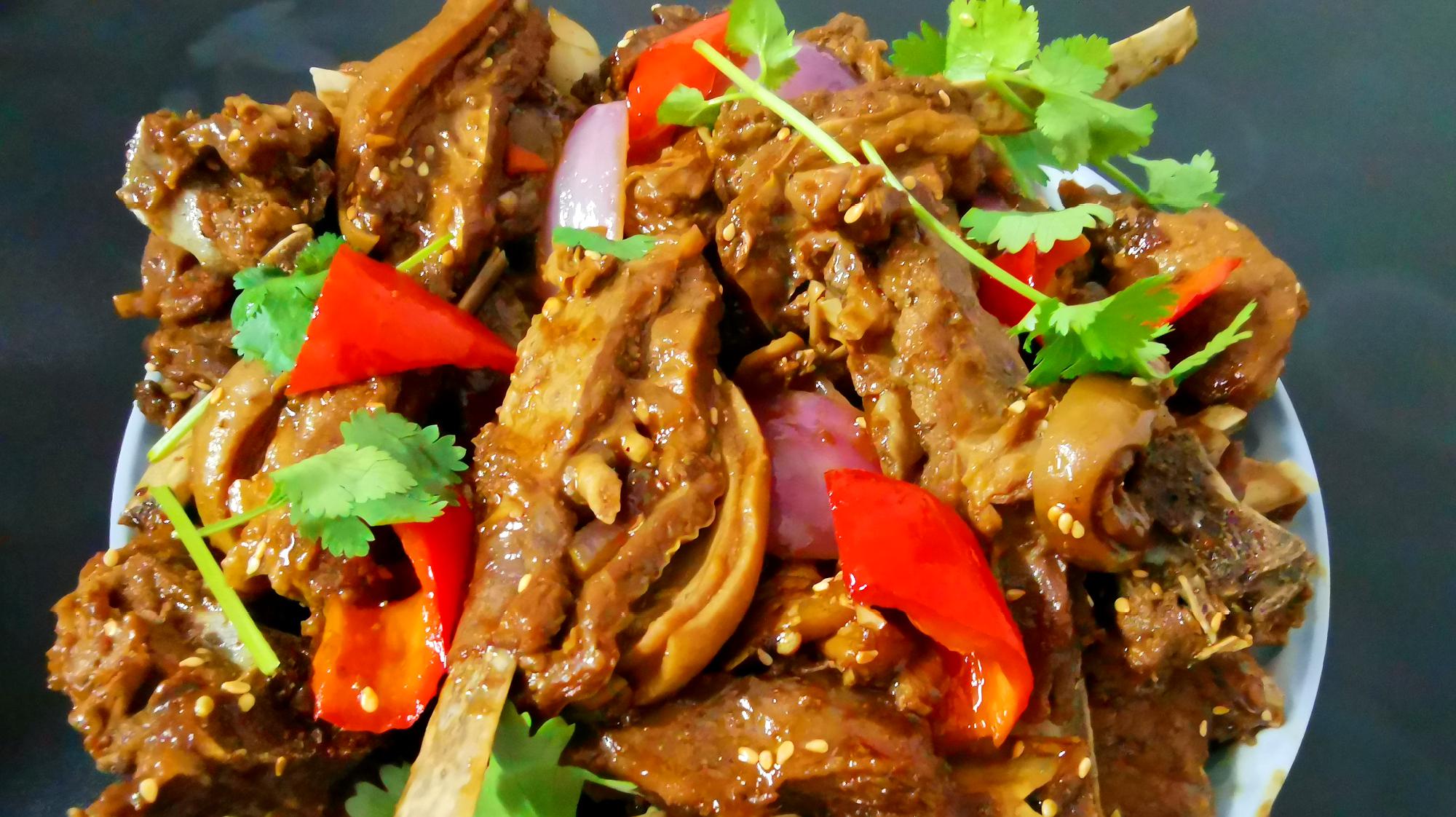 冬日手抓羊排做起,一口下去满嘴羊肉与孜然的香味,抓着吃真过瘾