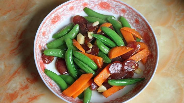 甜豆炒腊肠, 肉香味和清甜味融在一起, 做起来也很简单, 好吃