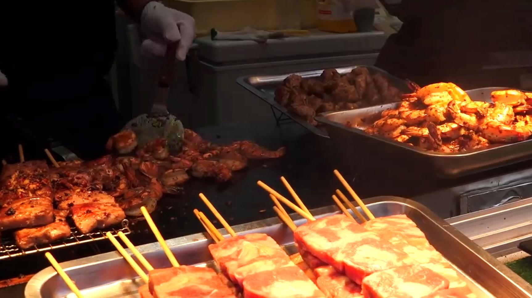 日本食品市场札幌秋季美食节,各种小吃琳琅满目,看得肚子都饿了