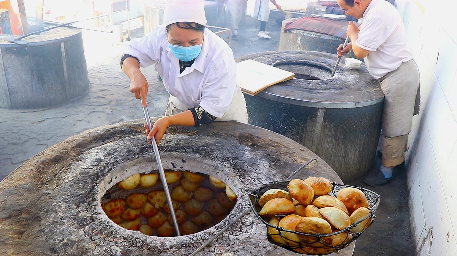 新疆最牛饭店,40人烤肉,烤包子!12个大炉子忙,一出炉就抢光