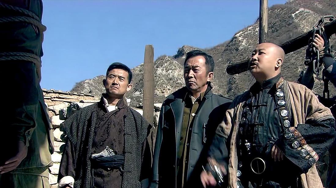 土匪担心美国人重病死掉,耽误生意惹上麻烦,看望伤员却被教训