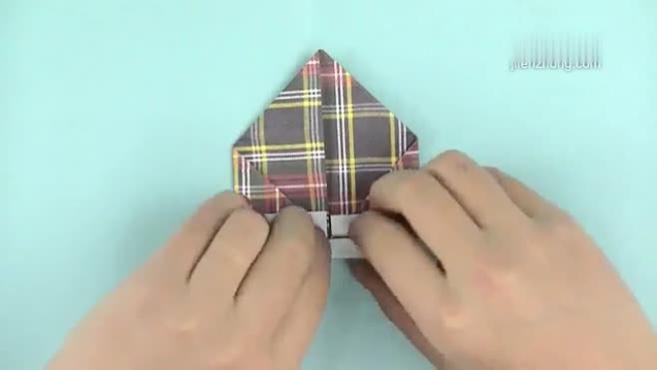 1折叠垃圾盒:准备好一张长方形纸,将纸的两条宽对齐折叠,再将新的两