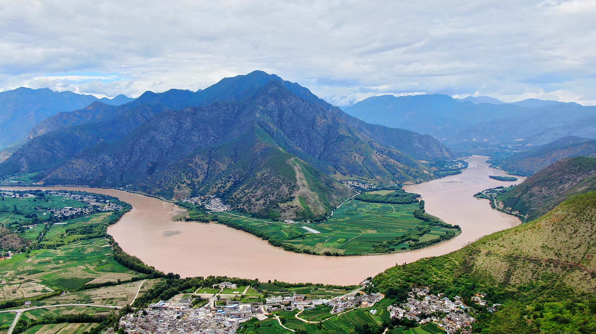 距香格里拉县城130公里  02:12  来源:好看视频-领略万里长江第一湾的