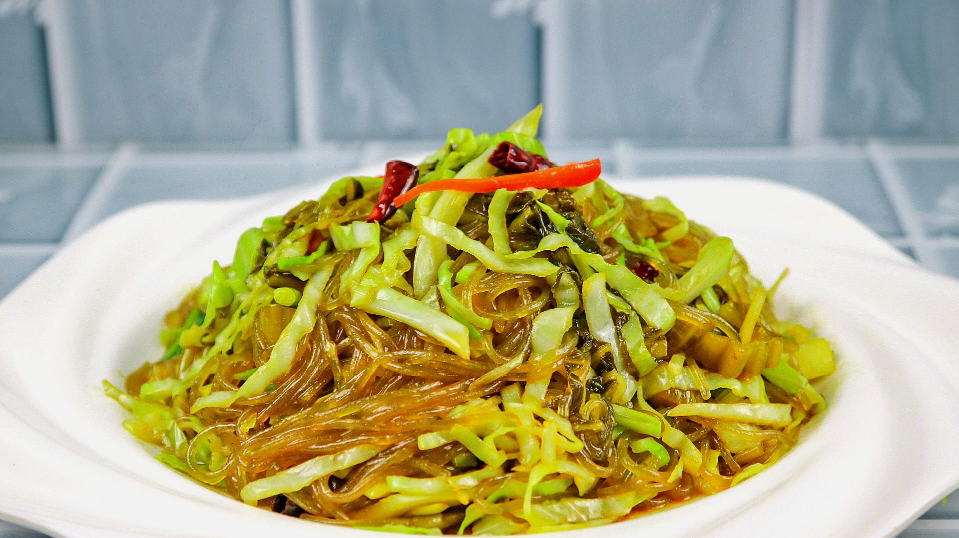 粉条里面加上包菜和酸菜,锅里一炒,粉条爽滑,蔬菜酸爽又脆嫩